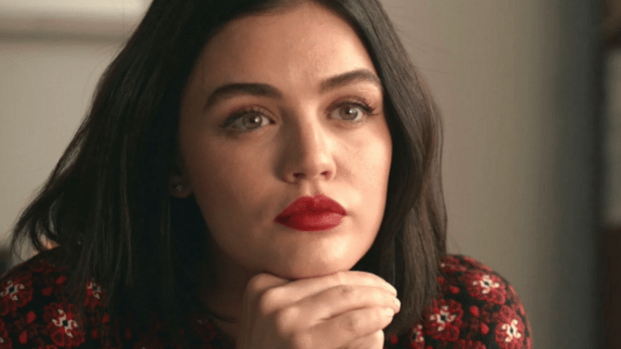 Foto de Lucy Hale, atriz que interpretou Aria na série Pretty Little Liars, série passou no SBT em 2013. Atriz contou que luta contra o vício por álcool e está sóbria há um ano