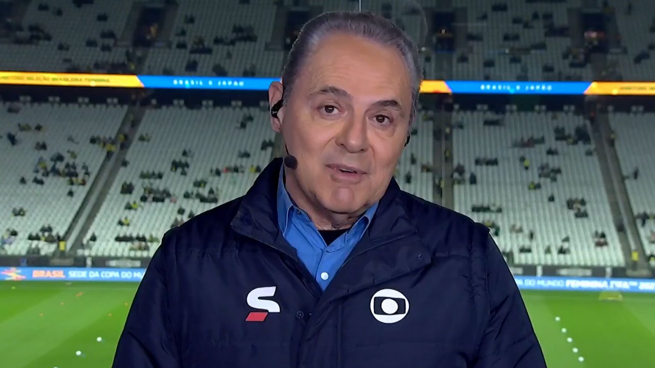 Luís Roberto com microfone auricular no estádio durante transmissão esportiva da Globo