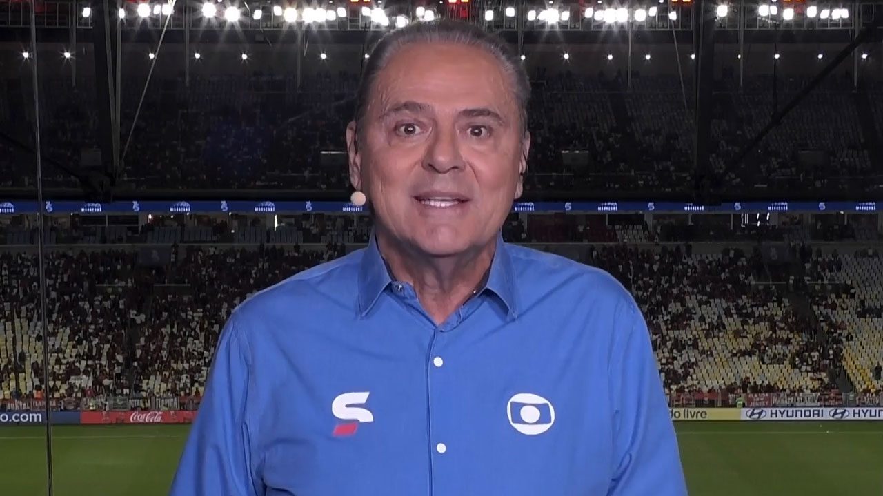 Luis Roberto com camisa azul da Globo em cabine de transmissão no Estádio do Maracanã