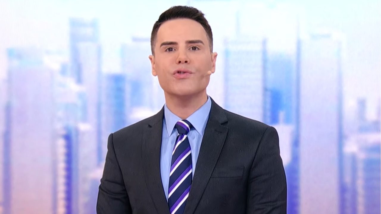 Foto do apresentador Luiz Bacci no estúdio do Alô Você