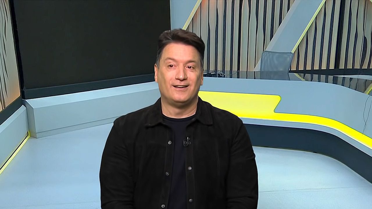 Luiz Carlos Jr. durante apresentação em estúdio do sportv com cenário moderno ao fundo
