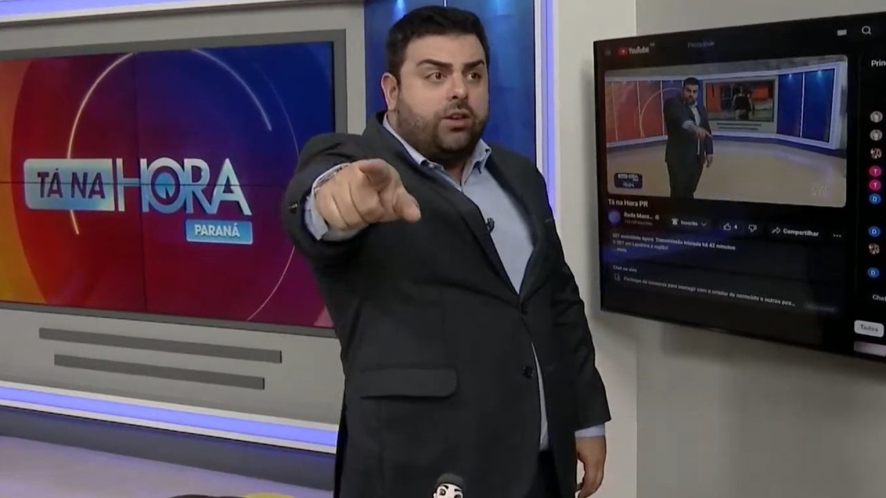 Foto do apresentador Macedão da Chinelada no estúdio do Tá na Hora