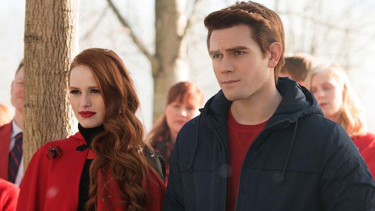 Madelaine Petsch como Cheryl Blossom e KJ Apa como Archie Andrews em cena ao ar livre da série Riverdale