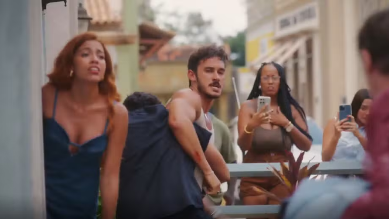 Magoado, João Raul resolve parar em um bar e acaba brigando em Coração Acelerado