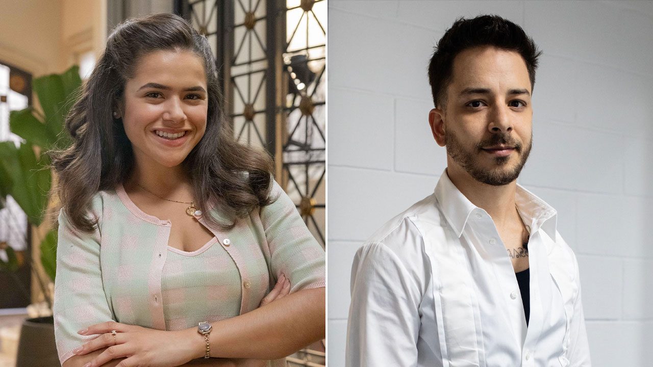 Maísa Silva como Bia na novela Garota do Momento sorrindo com os braços cruzados ao lado de Júnior Lima em montagem com fundo neutro