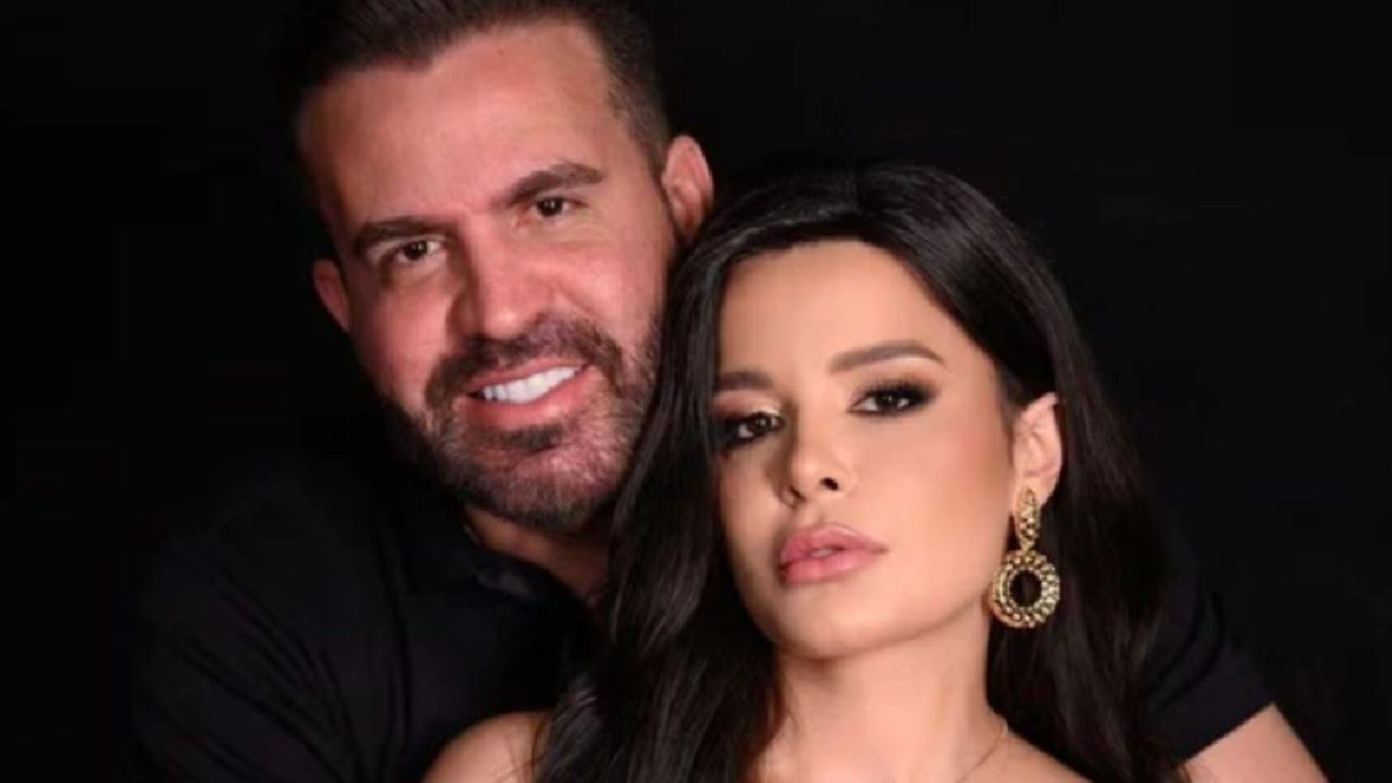 Maraisa e Fernando Mocó posam juntos em retrato com fundo escuro, ela usando brincos dourados e maquiagem elegante, e ele sorrindo com o braço ao redor dela