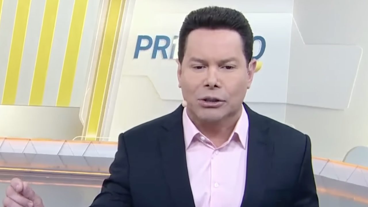 Marcão do Povo apresenta o Primeiro Impacto em estúdio do SBT durante edição matinal do telejornal.