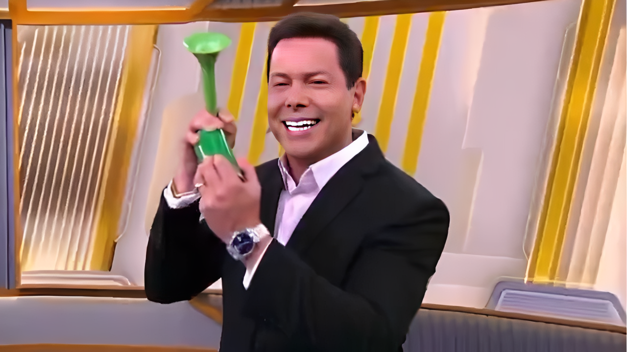 Foto do apresentador Marcão do Povo no estúdio do Primeiro Impacto