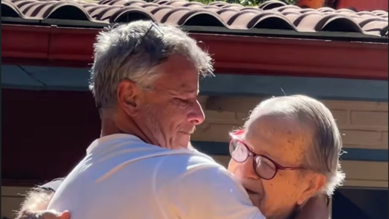 Marcello Novaes abraçando o pai, Jorge Novaes, em momento afetivo ao ar livre