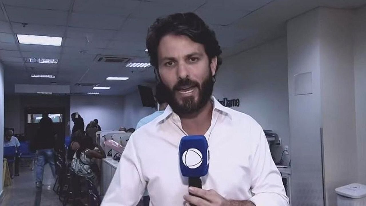 Marcelo Aro segura microfone da Record durante entrada ao vivo em reportagem dentro de hospital