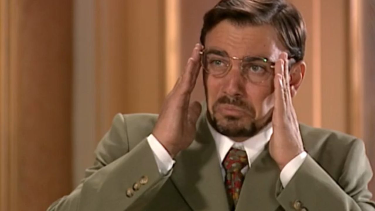 Marcelo Faria leva as mãos à cabeça com expressão aflita em cena de novela