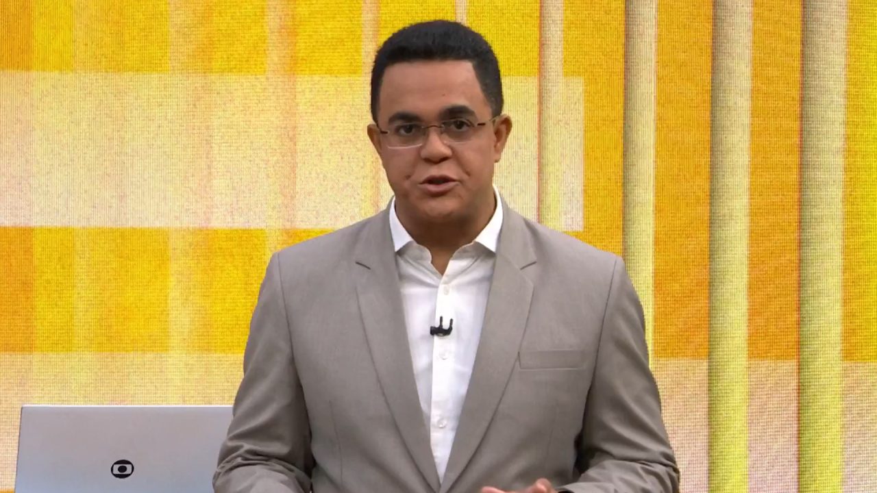 SEXTA: Em dia de glória, RedeTV! alcança vice-liderança e empurra SBT para 4º lugar no horário nobre SÁBADO: Jornal das 6h da manhã da Globo marca mais audiência que Paulistão na Record DOMINGO: Patricia Abravanel cresce XX% no ibope e Programa Silvio Santos recupera vice-liderança Marcelo Pereira, com terno bege e camisa branca, apresenta o Bom dia Sábado em estúdio com fundo amarelo em tons geométricos. Ele usa óculos e microfone preso à lapela, aparecendo em frente a uma bancada com o logotipo da TV Globo parcialmente visível