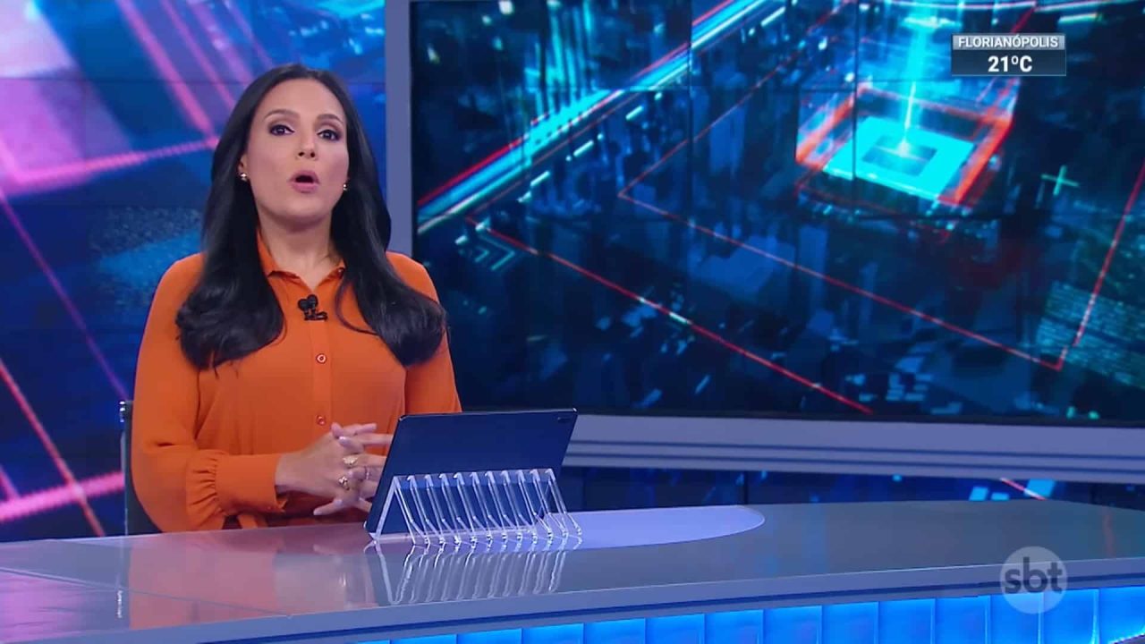 Foto de Márcia Dantas na bancada do SBT Brasil