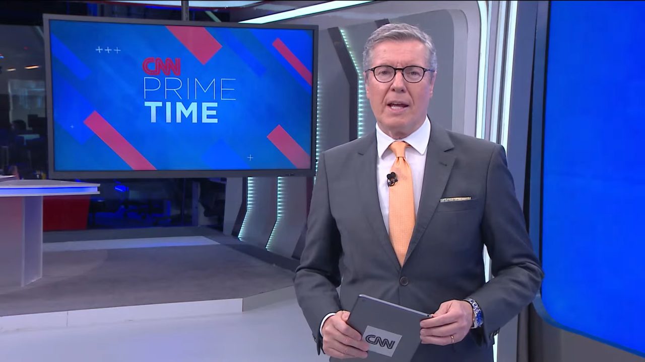 Foto de Márcio Gomes no estúdio da CNN Brasil