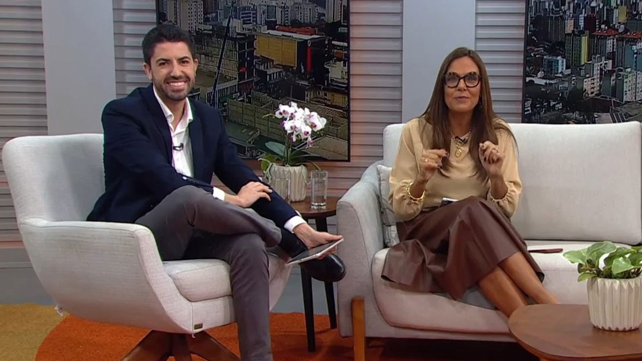 Marco Matos e Cristina Ranzolin sentados em poltronas no estúdio do Jornal do Almoço da RBS em Porto Alegre