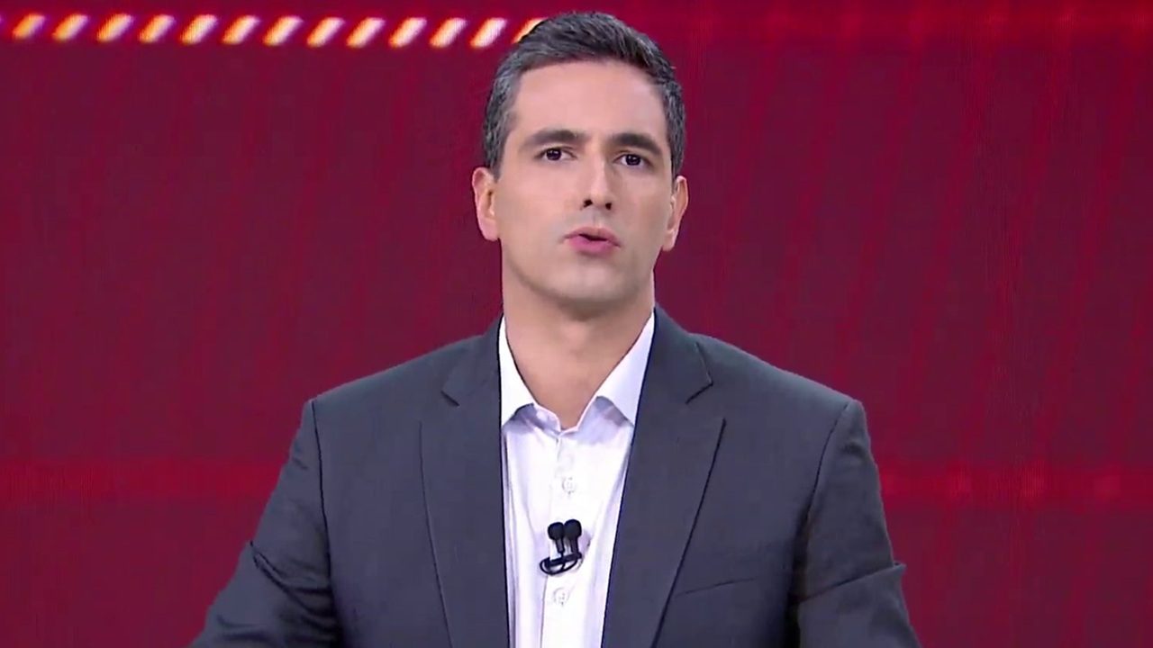 Foto do apresentador Marco Pagetti no estúdio do Aqui Agora