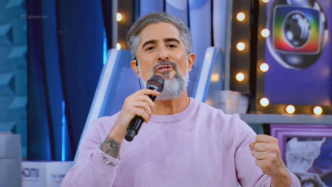 Foto do apresentador Marcos Mion no estúdio do Caldeirão