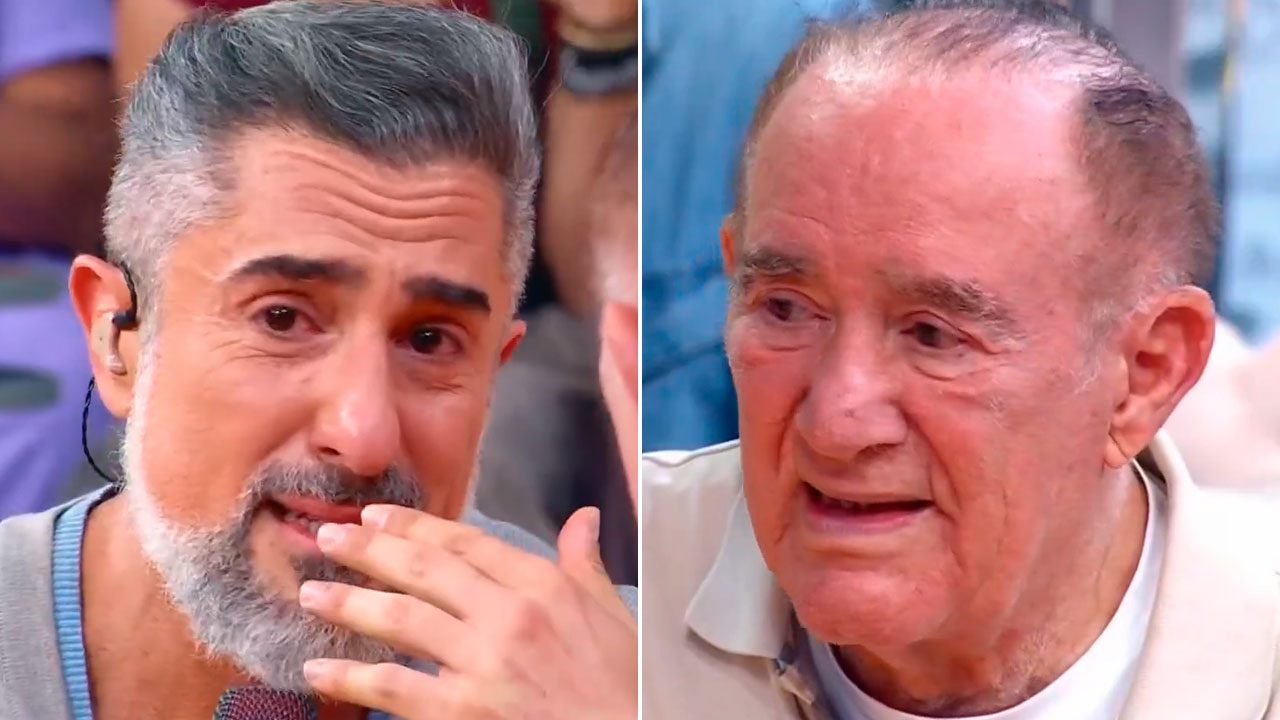 Montagem com Marcos Mion com expressão emocionada e mão no rosto e Renato Aragão observando durante participação no Caldeirão com Mion