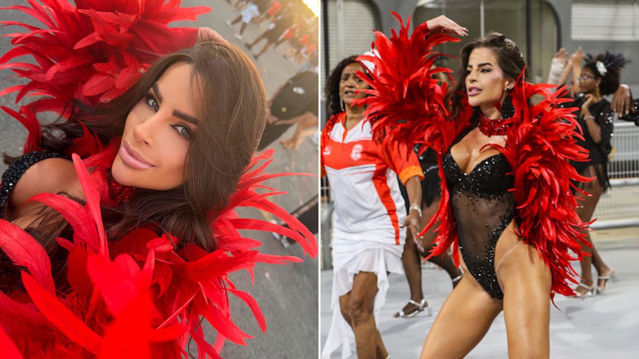 Mari Marquini posa em selfie e desfila no Carnaval usando body preto com transparência, brilhos e gola de penas vermelhas volumosas no sambódromo