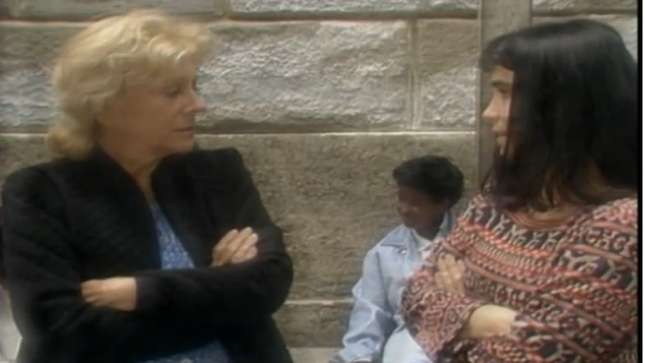 Maria do Carmo conhece Dalva na prisão que lhe conta coisas sobre Laurinha em Rainha da Sucata