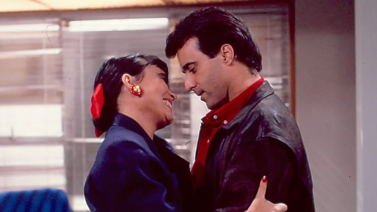 Regina Duarte como Maria do Carmo e Tony Ramos como Edu se abraçam carinhosamente em cena de Rainha da Sucata