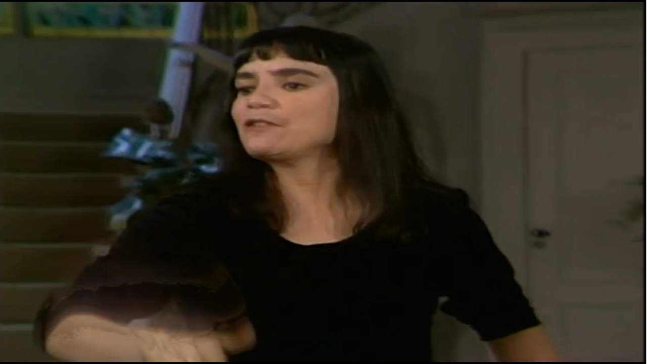 Maria do Carmo se desespera e resolve fugir do país em Rainha da Sucata