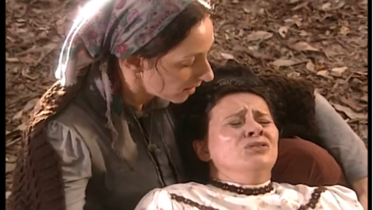 Maria do Socorro começa a sentir as contrações e Leonora a ajuda em Terra Nostra