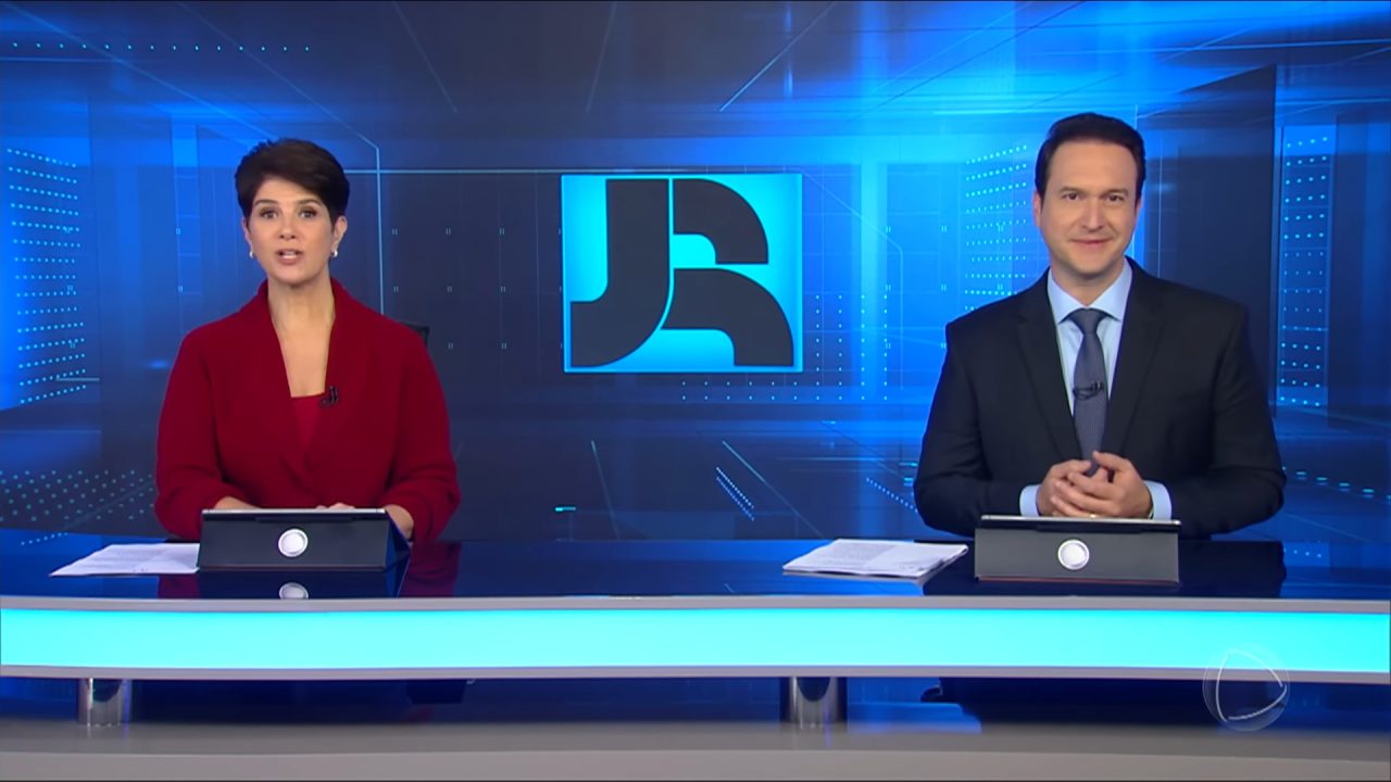 Foto de Mariana Godoy e Eduardo Ribeiro na bancada do Jornal da Record