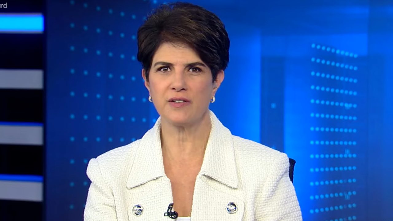 Foto de Mariana Godoy na bancada do Jornal da Record
