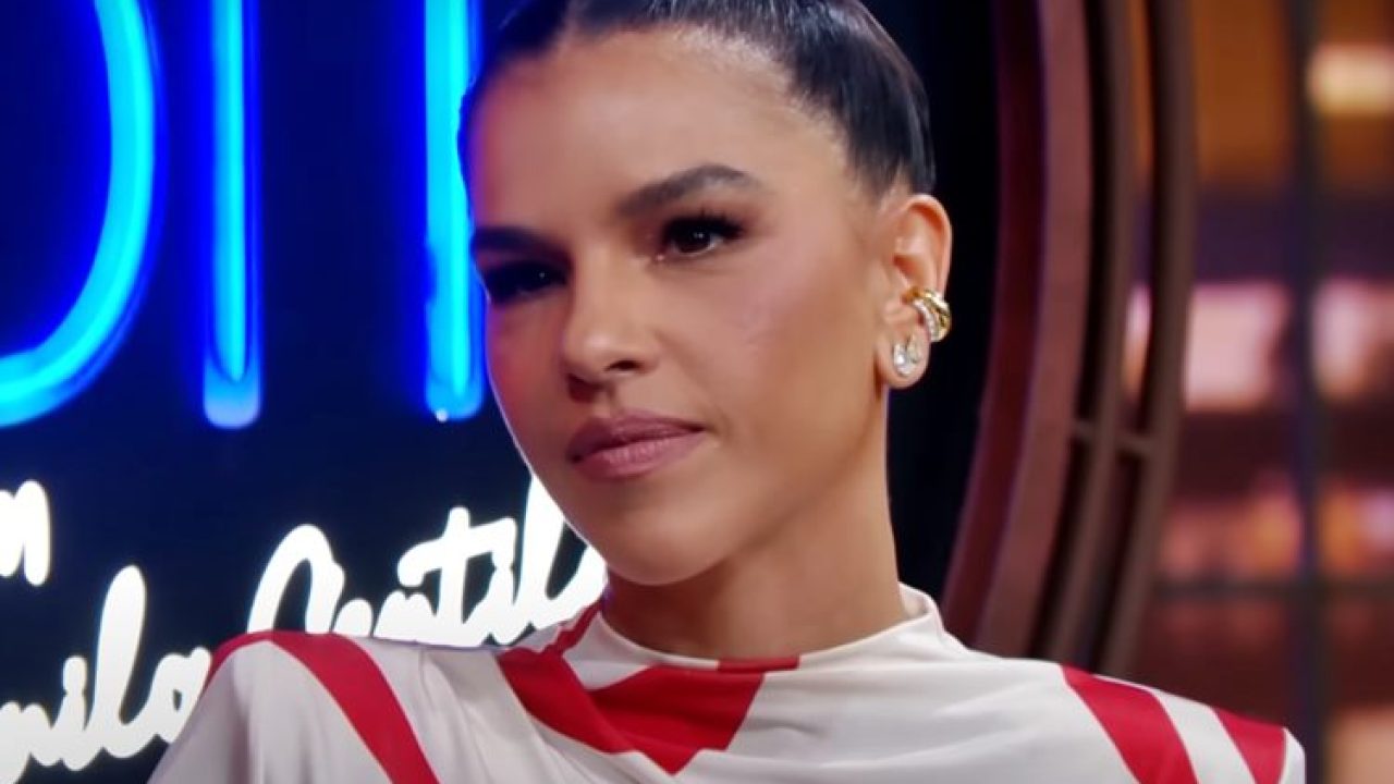 Mariana Rios em estúdio do SBT