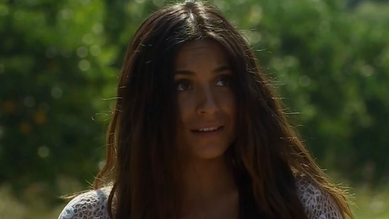 Ana Brenda Contreras como Maricruz com expressão suave em cena externa da novela Coração Indomável