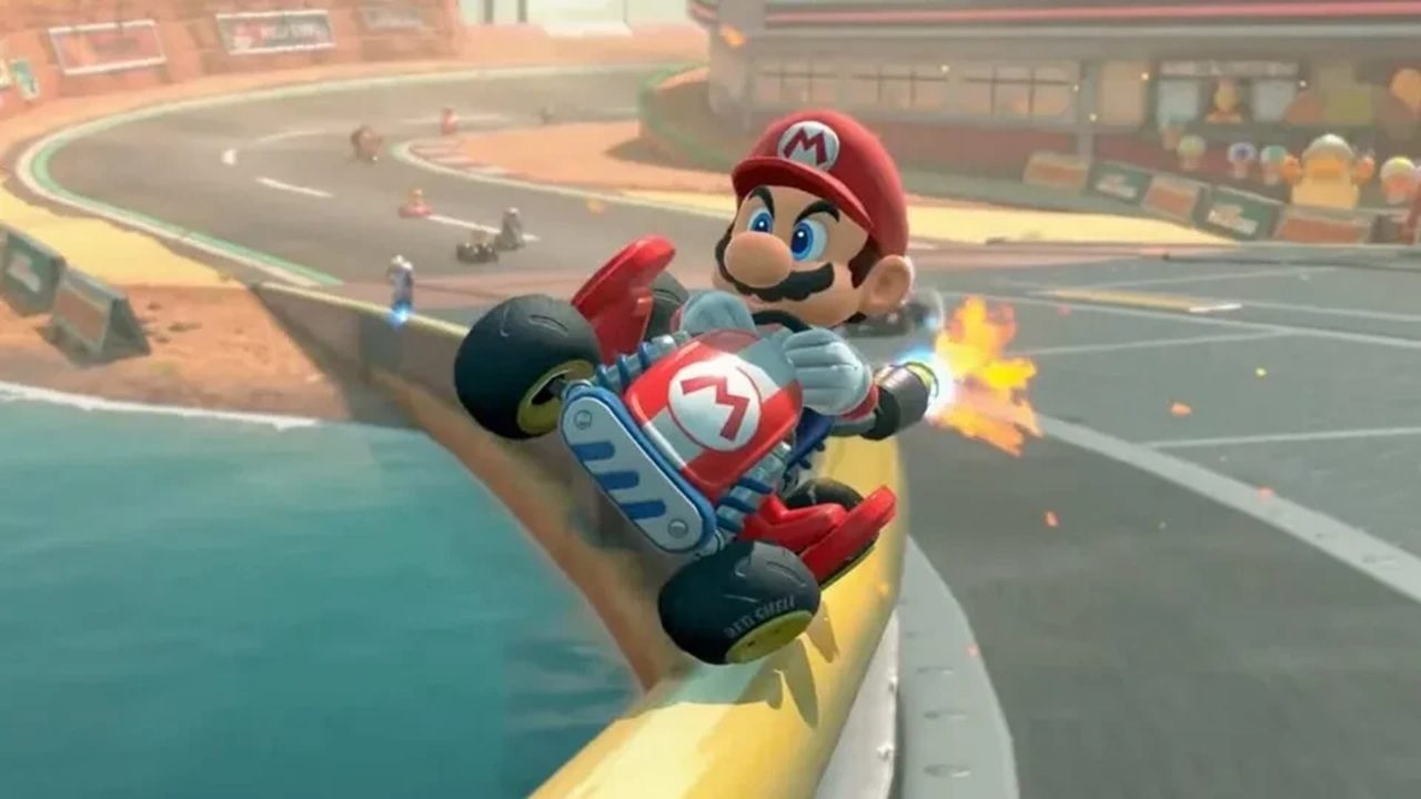 Personagem Mario dirige seu kart vermelho em uma curva acentuada sobre a pista, com faíscas e fogo saindo do veículo em cena do jogo Mario Kart