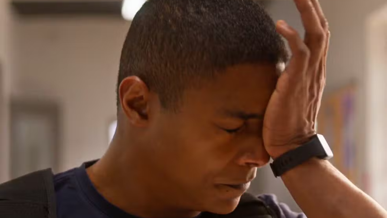 Marlon fica desesperado ao saber sobre a doença da mãe em Dona de Mim