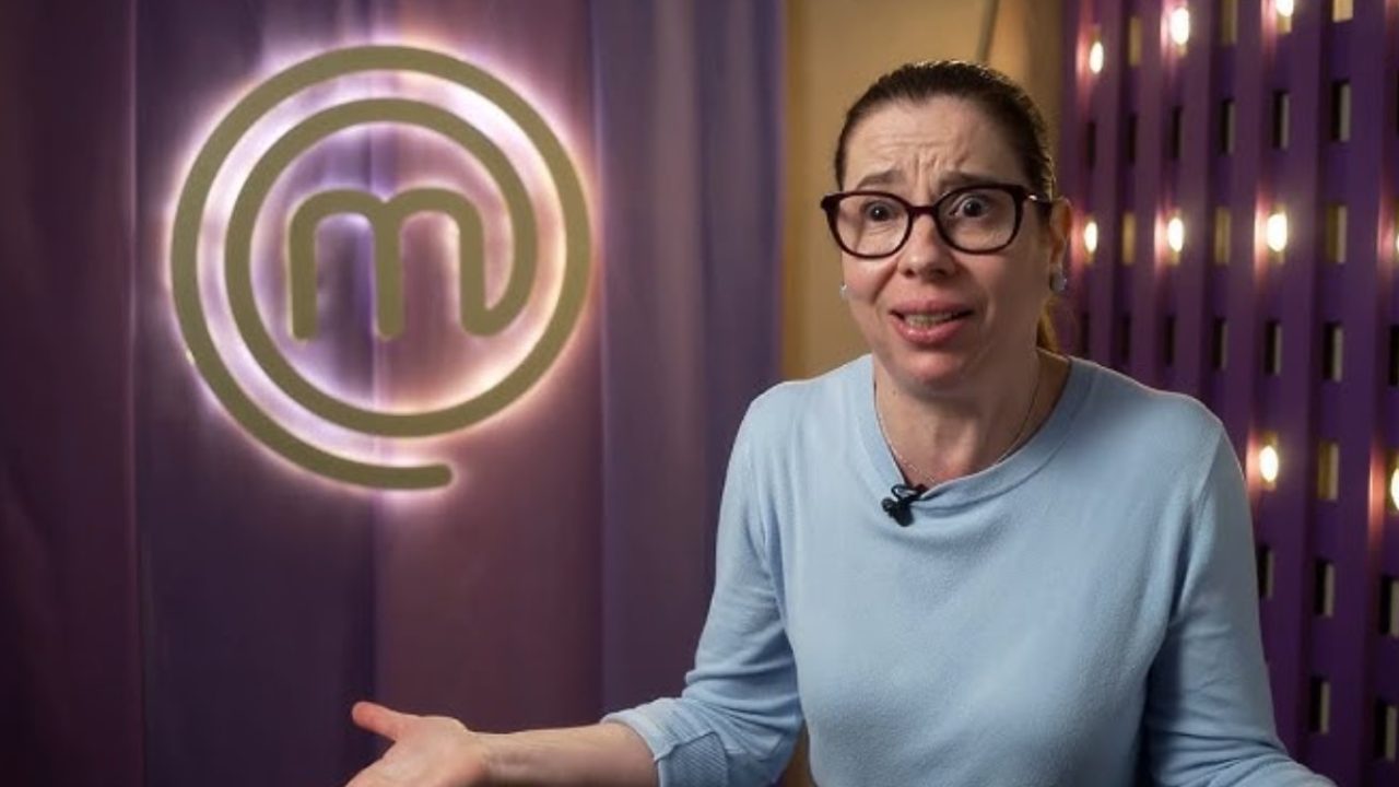 Mulher com expressão de surpresa ou confusão gesticula com as mãos durante entrevista no programa MasterChef Confeitaria