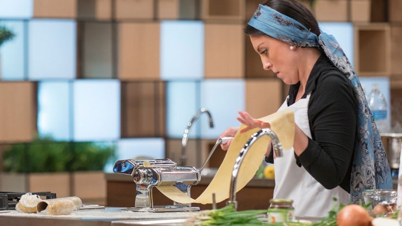 Thaiana abre a massa no MasterChef Brasil em 2016