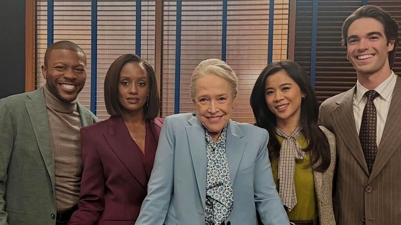 Elenco da série Matlock posa ao lado de Kathy Bates em imagem promocional ambientada em escritório jurídico