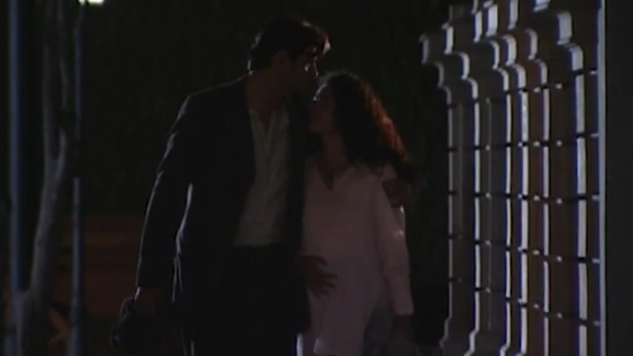 Matteo e Giuliana caminham abraçados à noite em cena romântica de Terra Nostra