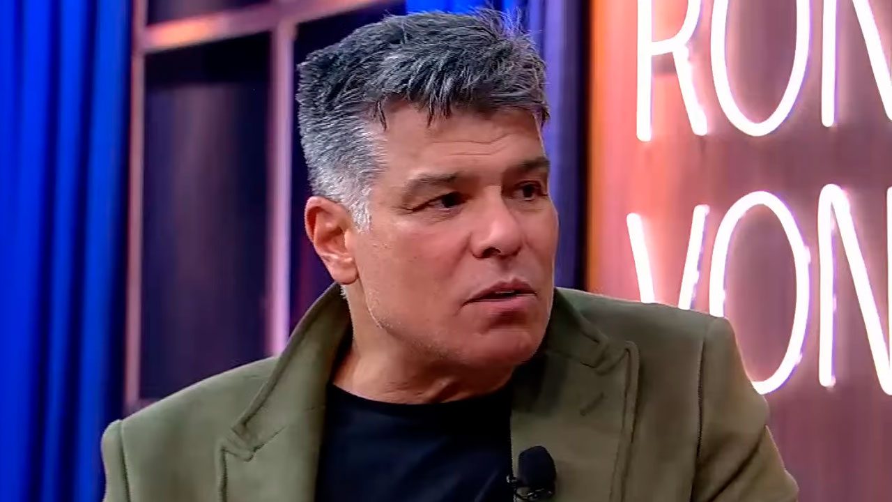 Maurício Mattar sentado no estúdio do Companhia Certa durante entrevista na RedeTV