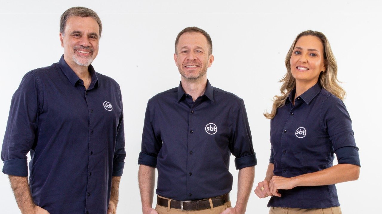 Mauro Beting, Tiago Leifert e Nadine Basttos posam com camisas do SBT em foto promocional da equipe esportiva da emissora