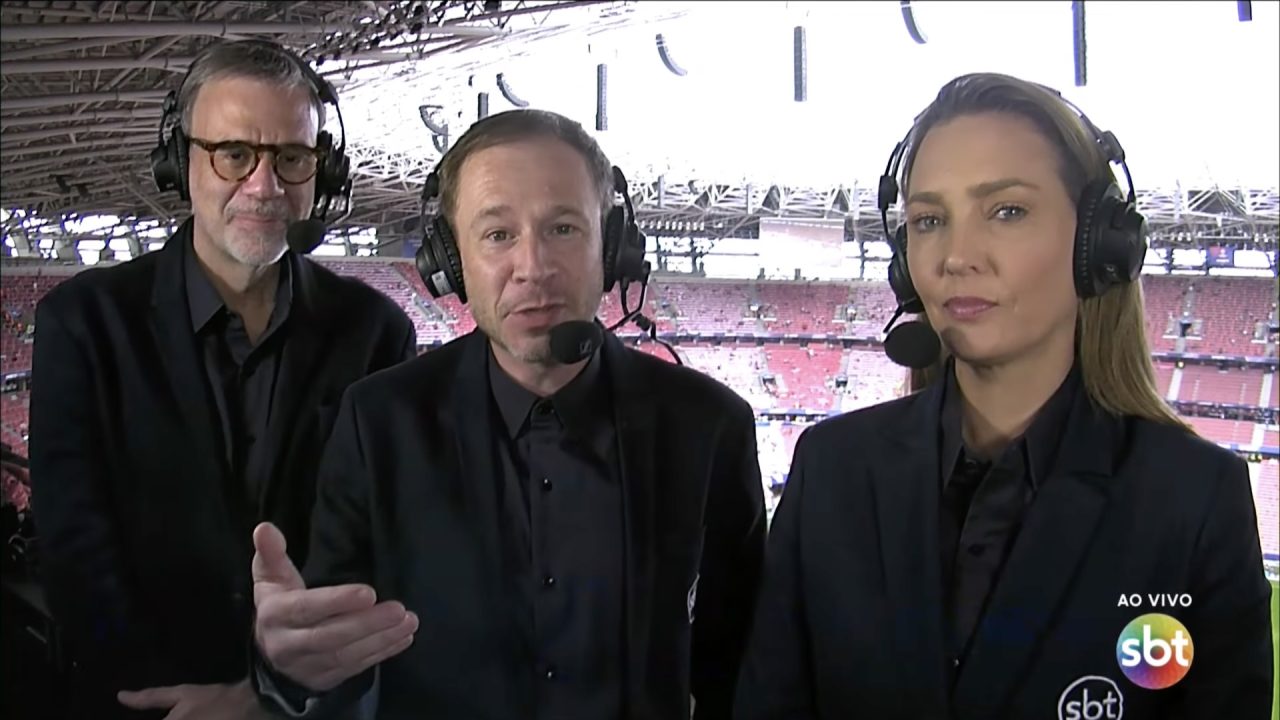 Mauro Beting, Tiago Leifert e Nadine Basttos comentam final da Champions League em cabine de transmissão do SBT em Budapeste.