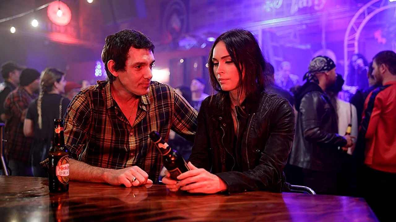 Megan Fox e Emile Hirsch conversam em bar movimentado em cena do suspense Meia-Noite no Switchgrass
