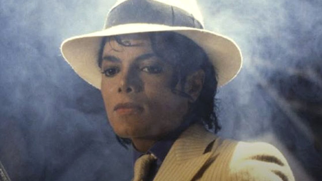 Homem com chapéu branco aparece em cena clássica do clipe Smooth Criminal cercado por fumaça