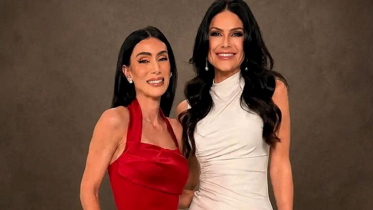 Michelle Barros e Natália Guimarães posam sorrindo durante ensaio fotográfico para divulgação de programa