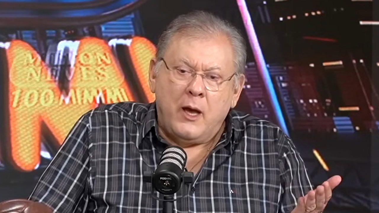 Milton Neves fala ao microfone durante participação em podcast com fundo digital iluminado