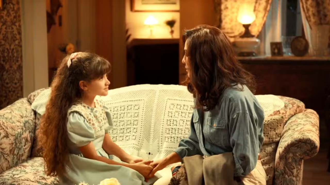 Míriam é apresentada para Anabela como sua mãe em Êta Mundo Melhor!