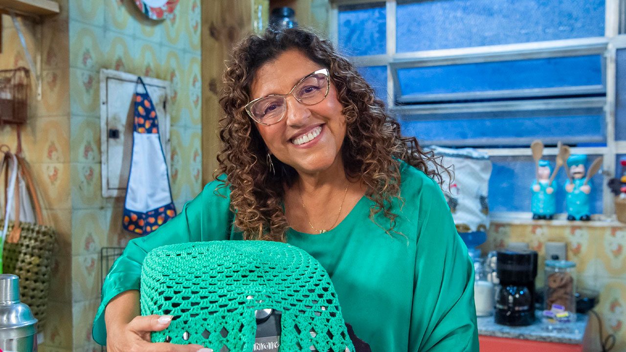 Regina Casé caracterizada como Mirinda em cozinha no cenário do humorístico Tô Nessa!
