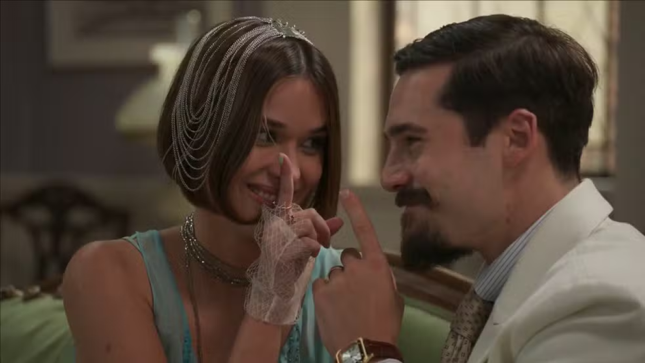 Mirinho fica noivo de Virgínia para tentar o empréstimo de seu pai para a tecelagem em A Nobreza do Amor