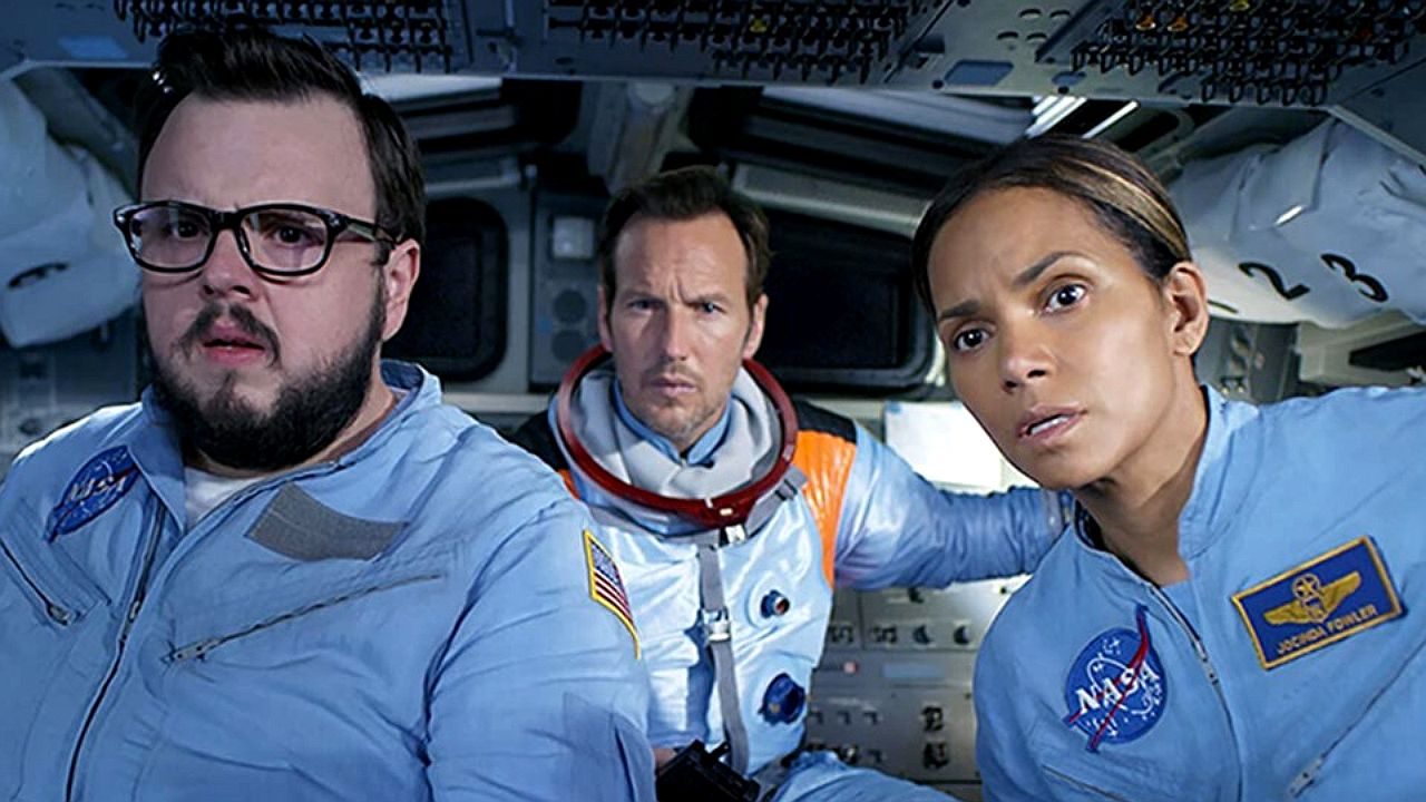 Trio de astronautas em cabine de nave espacial reage surpreso durante missão da NASA em cena de ficção científica