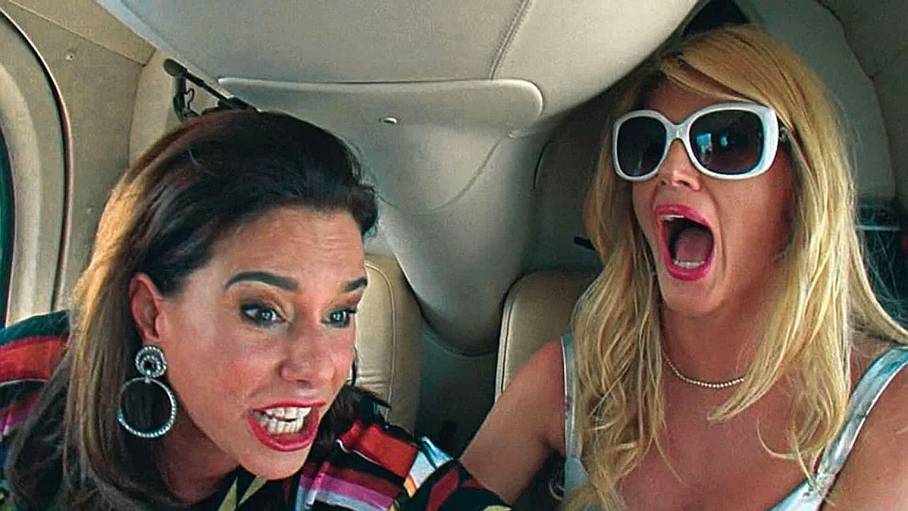 Val Marchiori e Narcisa reagem com expressões exageradas dentro de helicóptero em cena de Mulheres Ricas