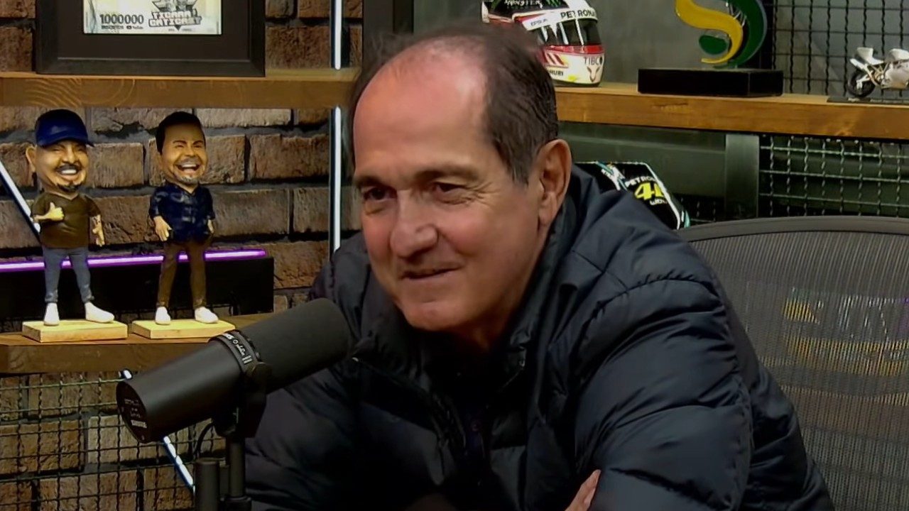 Muricy Ramalho participa de entrevista em podcast diante de microfone em estúdio com itens esportivos ao fundo